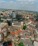 842552 Overzicht van een gedeelte van de binnenstad van Utrecht vanaf de Domtoren naar het noordwesten, met centraal ...